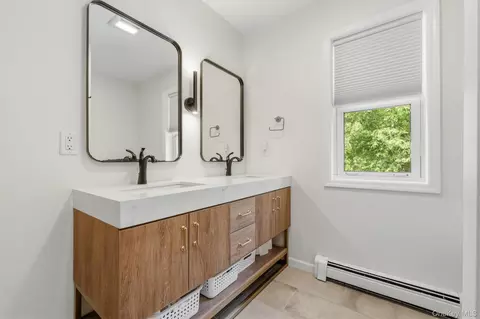 Bath - 63 Hunt Rd, Wallkill, NY 12589 photo 2 of 5