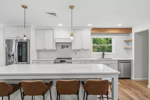 Kitchen - 63 Hunt Rd, Wallkill, NY 12589 photo 4 of 5