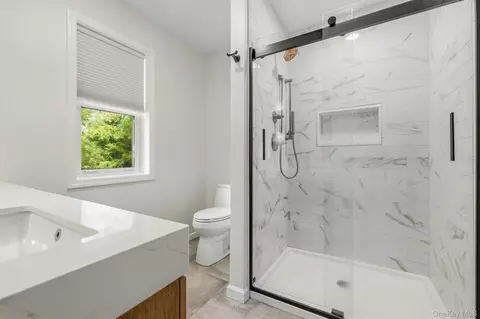 Bath - 63 Hunt Rd, Wallkill, NY 12589 photo 3 of 5