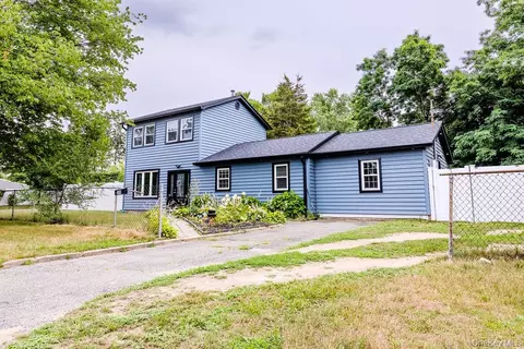 38 Tamarack St, Central Islip, NY 11722