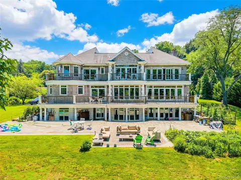 17 Lake Rd, North Hempstead, NY 11020