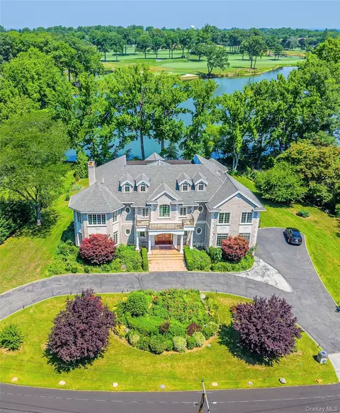 17 Lake Rd, North Hempstead, NY 11020