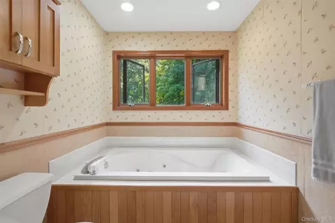 Bath - 68 Bowen Rd, Warwick, NY 10990 photo 2 of 4