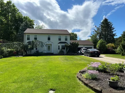 15 Fairfields Ct, Huntington Station, NY 11746