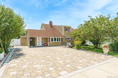 46 Elves Ln, Levittown, NY 11756