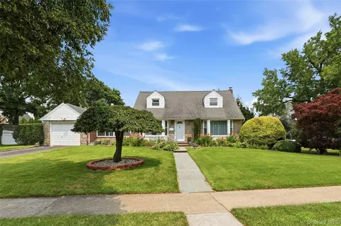70 Birchwood Dr, North Hempstead, NY 11040