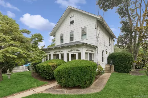 49 Clinton Ave, Huntington, NY 11743