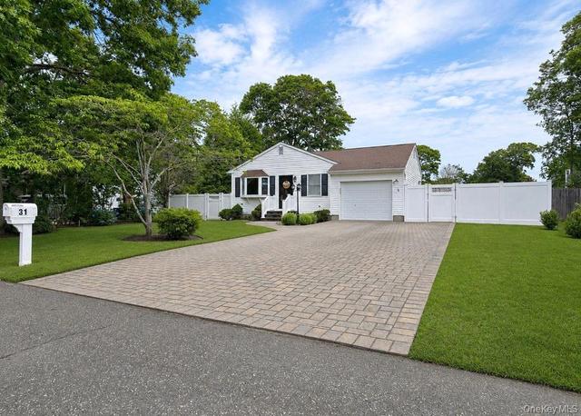 31 Westwood Dr, Shirley, NY 11967