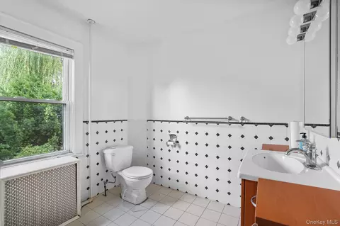 Bath - 211 Pomeroy St, Peekskill, NY 10566 photo 2 of 3