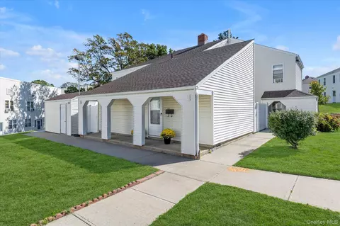 200 Lowndes Ave #D, Huntington Station, NY 11746