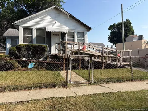 27 Midwood St, Hempstead, NY 11550