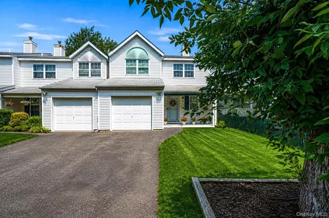 26 Beech St, Central Islip, NY 11722