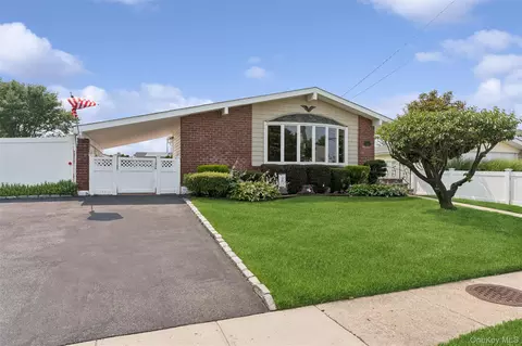 114 Miller Rd, Hicksville, NY 11801
