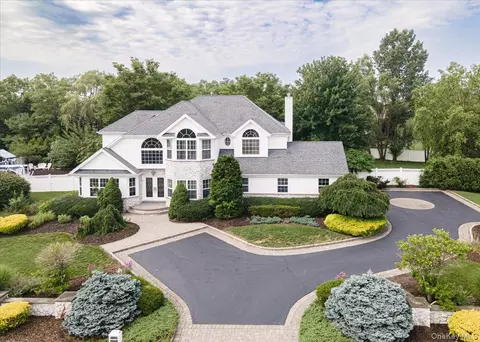 6 Arborvitae Ln, Miller Place, NY 11764