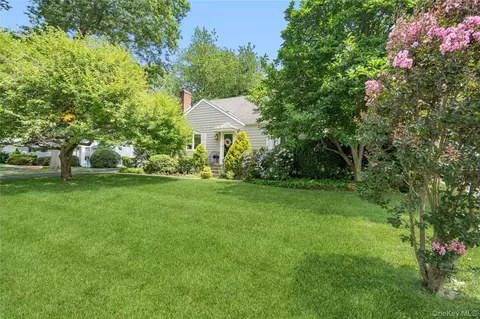 21 Circle Dr, Glen Cove, NY 11542