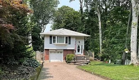 82 Sheppard Ln, Nesconset, NY 11767