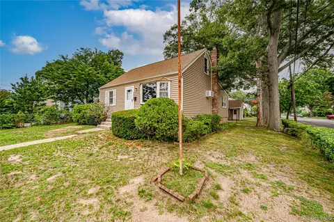 380 W Gates Ave, Lindenhurst, NY 11757