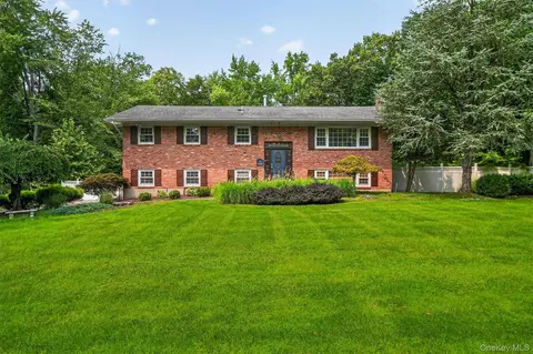 12 Little Brook Ln, Clarkstown, NY 10956