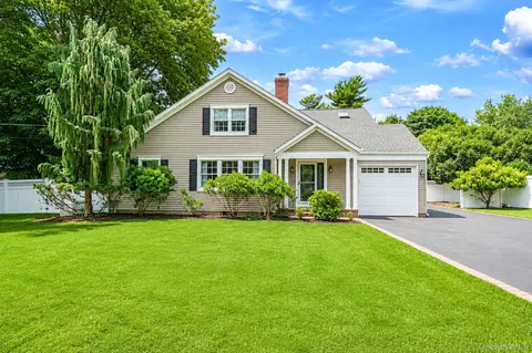 4 Davidia Ln, Stony Brook, NY 11790