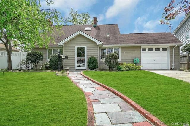 30 Book Ln, Levittown, NY 11756