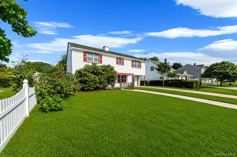 120 Ranch Ln, Levittown, NY 11756