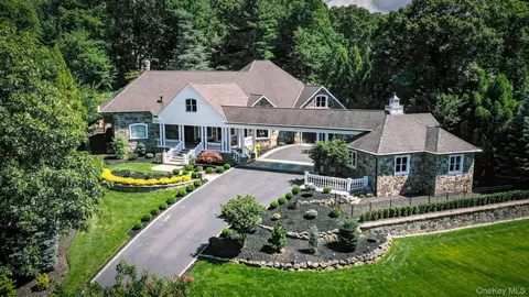25 Marions Ln, Northport, NY 11768