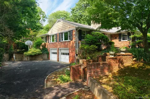 31 Orchard Farm Rd, North Hempstead, NY 11050