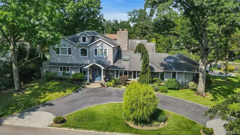 18 Regent Pl, North Hempstead, NY 11576