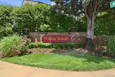 16 Balsam Ct, Wantagh, NY 11793