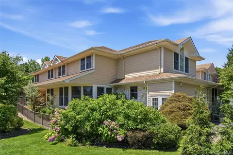 323 Baltustrol Cir, North Hempstead, NY 11576