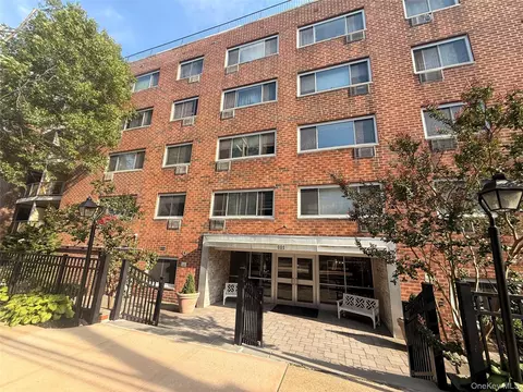 101 Clinton Ave #3H, North Hempstead, NY 11501