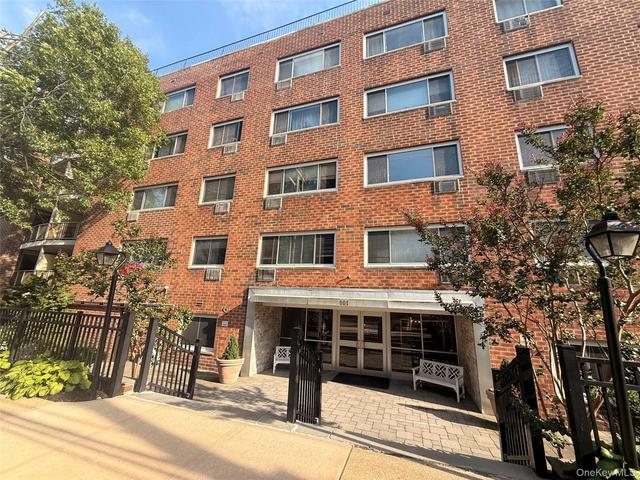 101 Clinton Ave #3H, North Hempstead, NY 11501