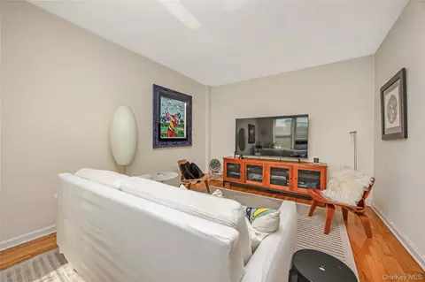88-02 35th Ave #6M, New York, NY 11372