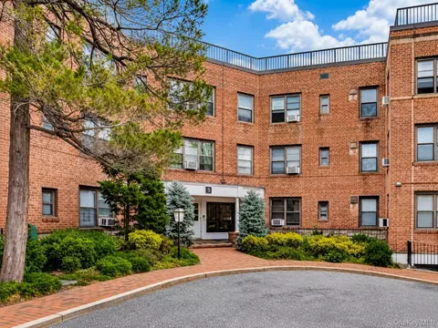 3 Town House Pl #3C, North Hempstead, NY 11021