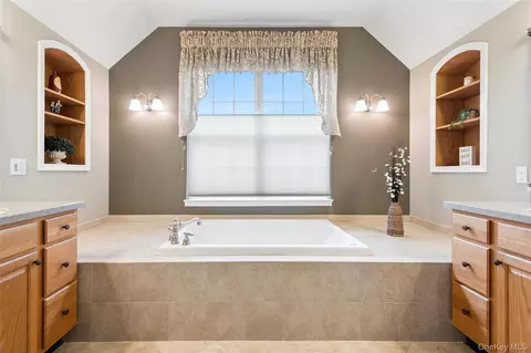 Bath - 415 Vassar Pl, Fishkill, NY 12524 photo 3 of 7