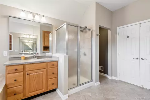 Bath - 415 Vassar Pl, Fishkill, NY 12524 photo 4 of 7