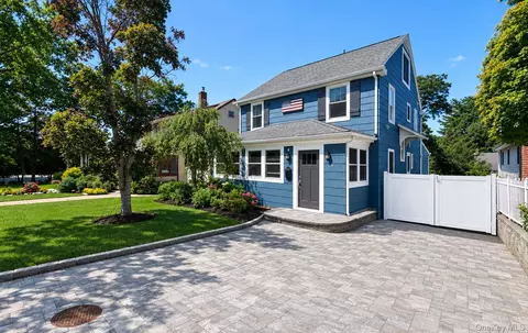 182 School St, Oyster Bay, NY 11771