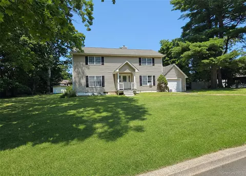 21 Sailer St, Saint James, NY 11780