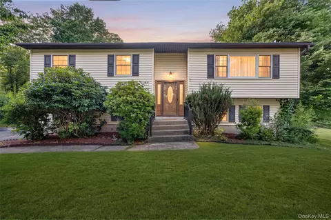 33 Seaman Rd, Wallkill, NY 10919