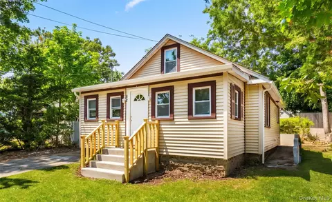 82 Adirondack Dr, Selden, NY 11784