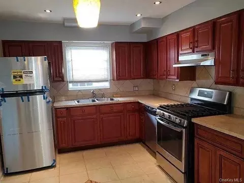 14043 172nd St, New York, NY 11434