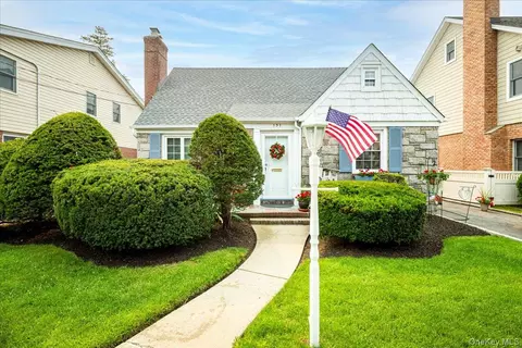 131 Euston Rd S, West Hempstead, NY 11552
