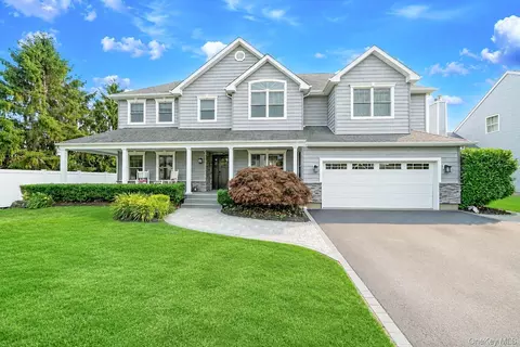 70 Summerfield Dr, Holtsville, NY 11742