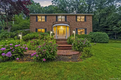 94 Bagatelle Rd, Melville, NY 11747