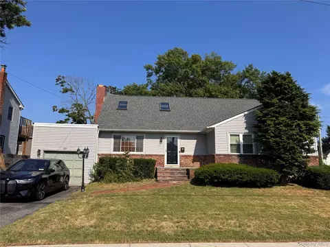 561 Center Dyre Ave, West Islip, NY 11795