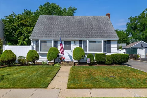 190 Cottage Blvd, Hicksville, NY 11801