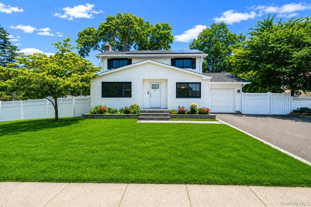 27 Galaxie Ln, Selden, NY 11784