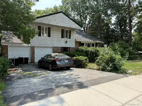 39 Willow St, Selden, NY 11784