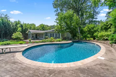 24 Preston St, Huntington, NY 11743