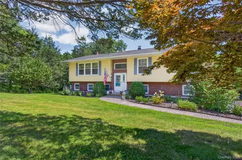 6 Gail Ln, Beekman, NY 12570